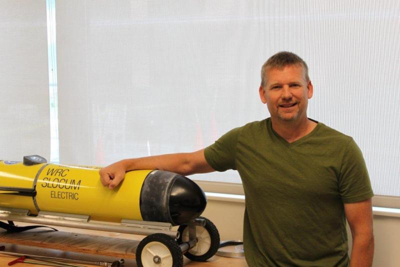 Bigelow Research Associate Dave Drapeau, right, with Henry, the remote control submarine. Courtesy of Bigelow Laboratory